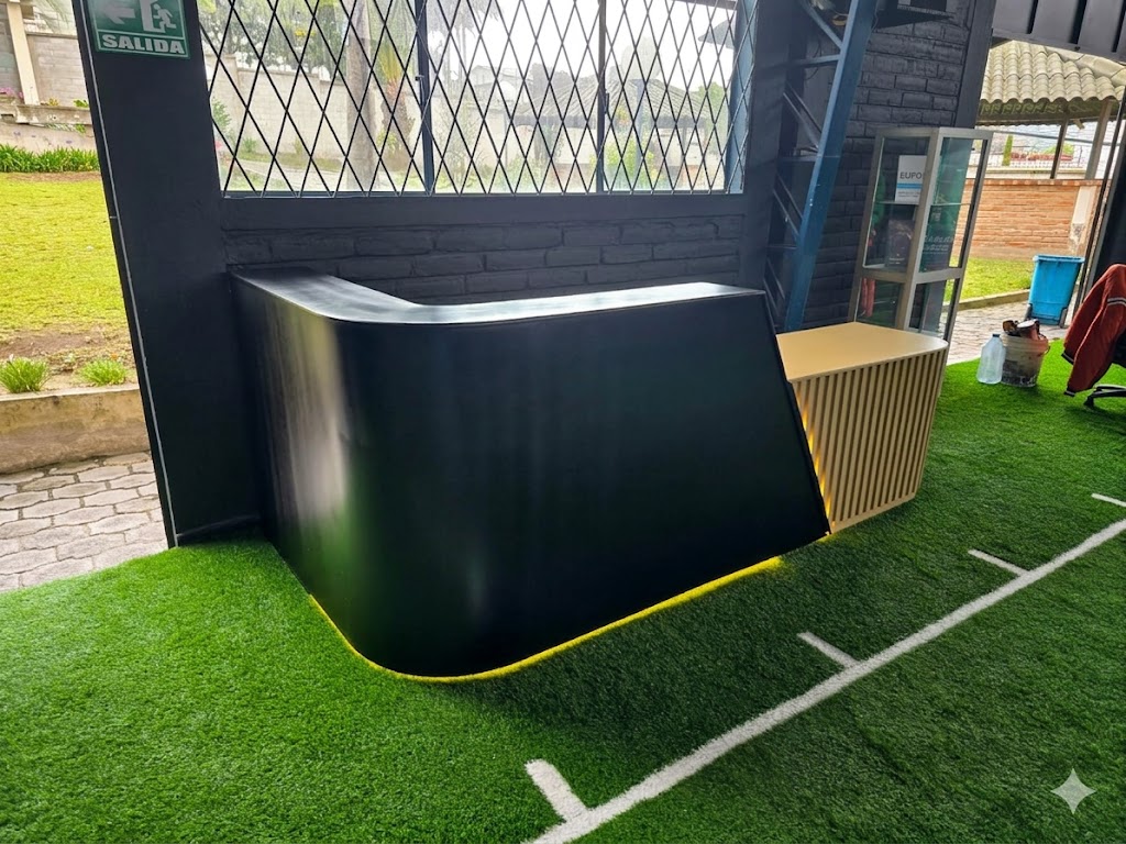 Mostrador curvo negro con panel de listones de madera dorada — muebles para negocios en Quito JOMAD